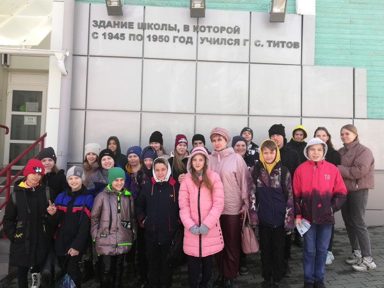 У музея космонавтики и школы, где учился Г.С. Титов.